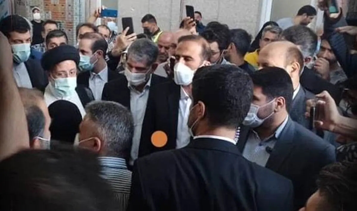 حضور رئیسی در میدان بهمن تهران و گفت‌وگو با مردم+فیلم
