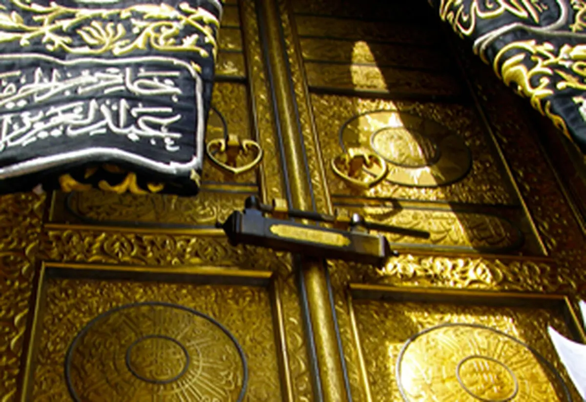 به چه دلیل کعبه با وجود بت‌ها مقدس بود؟