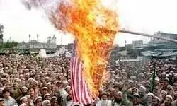  معترضان خشمگین آمریکایی پرچم آمریکا را آتش زدند/فیلم