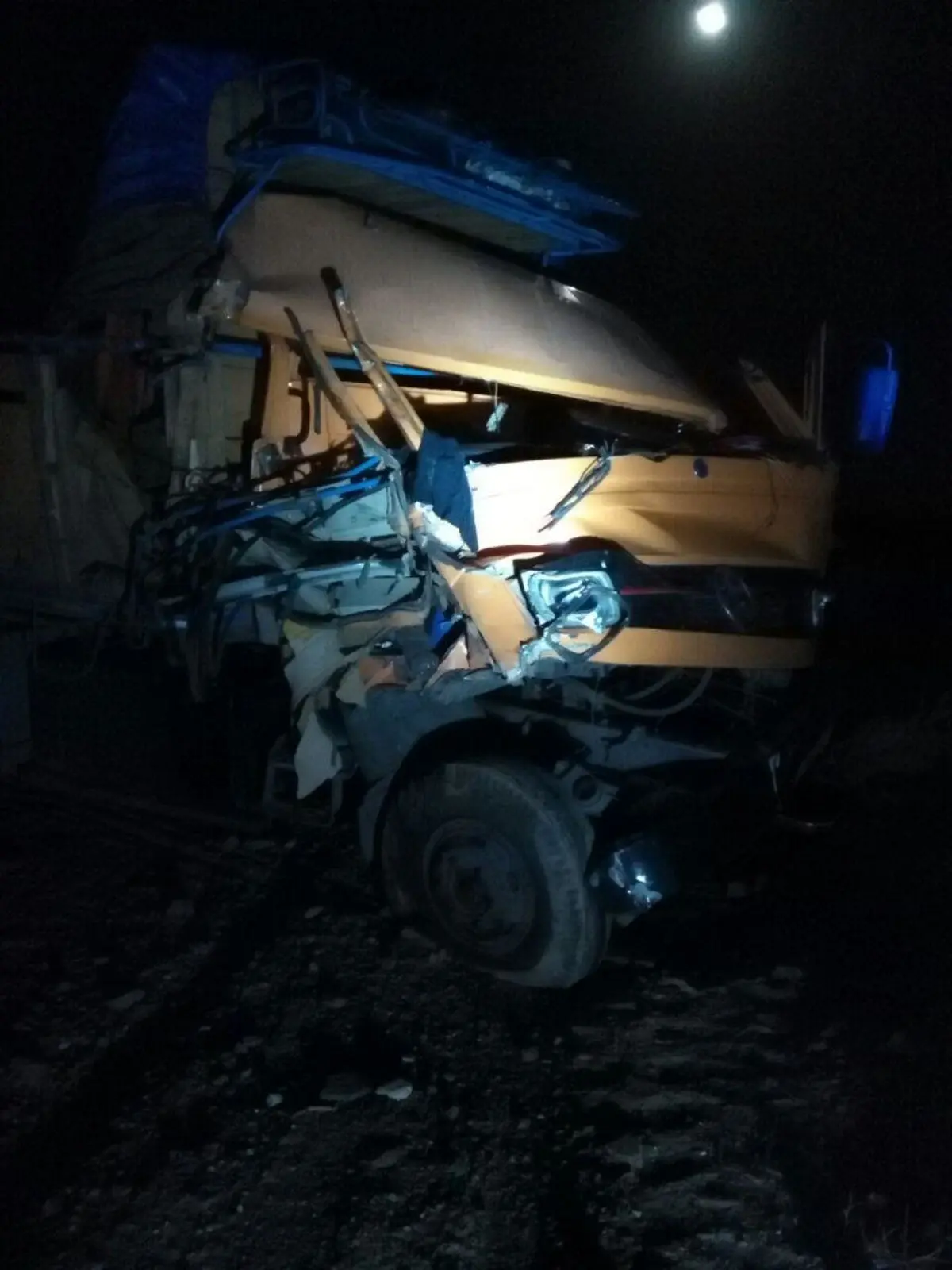 خواب آلودگی راننده کامیون حادثه ساز شد