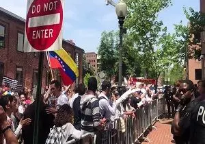 تجمع حامیان مادورو مقابل سفارت ونزوئلا در واشنگتن