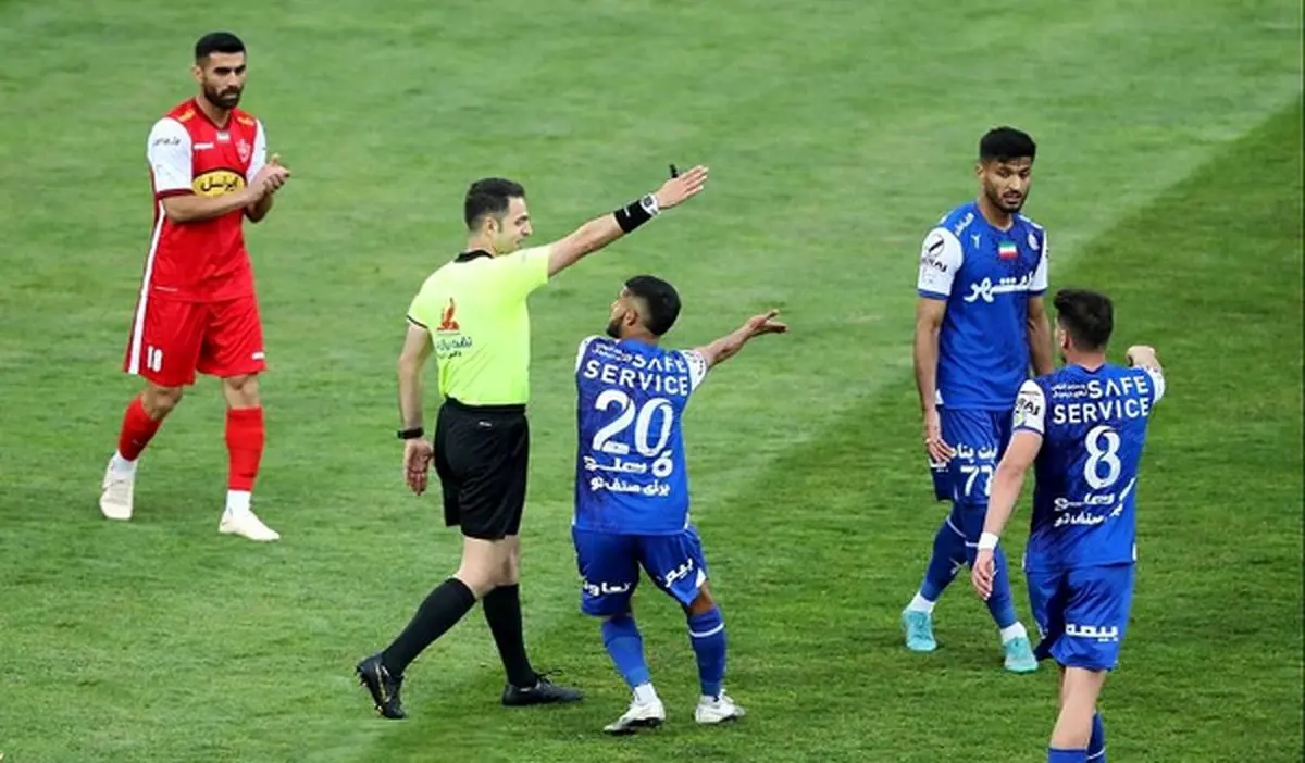 ادعای عجیب استقلالیها: داور بازی دربی پرسپولیسی است!