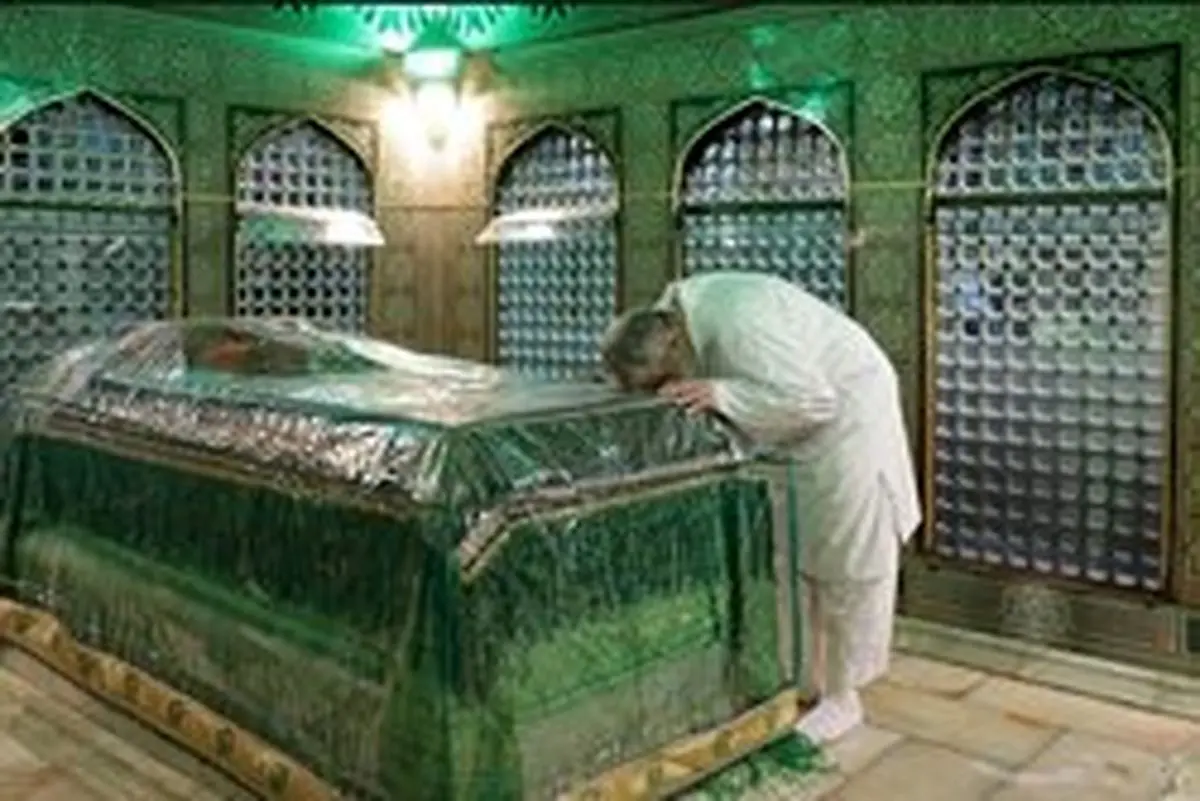 مضجع مطهر امام رضا (ع) غبارروبی شد