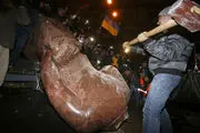 معترضان اوکراینی مجسمه لنین را سرنگون کردند + عکس