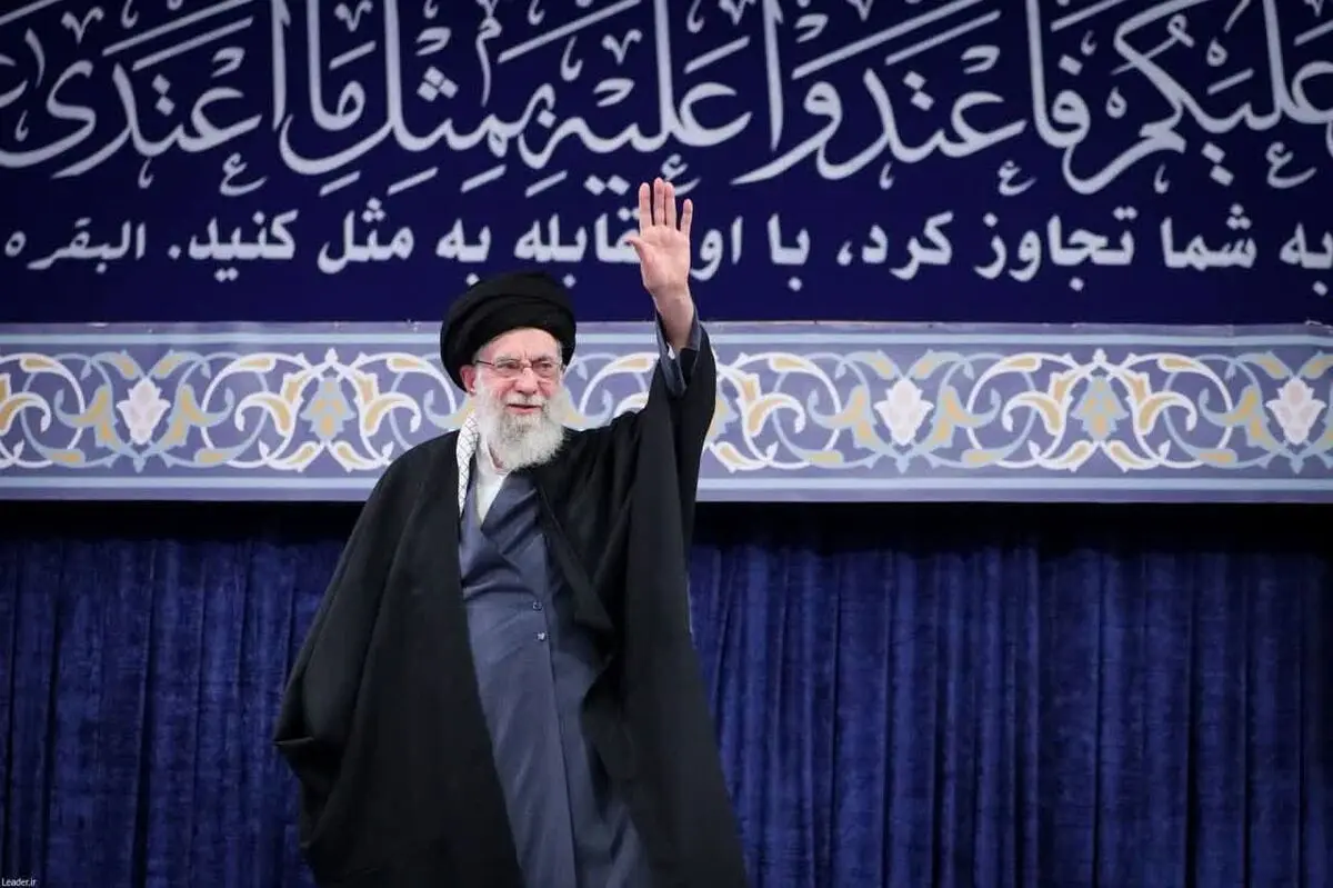  آیه‌ی نصب‌ شده در دیدار رهبر انقلاب با مردم تبریز