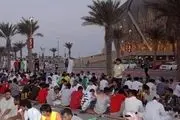 افطاری خوردن دسته‌جمعی سعودی ها در روز عاشورا /تصاویر