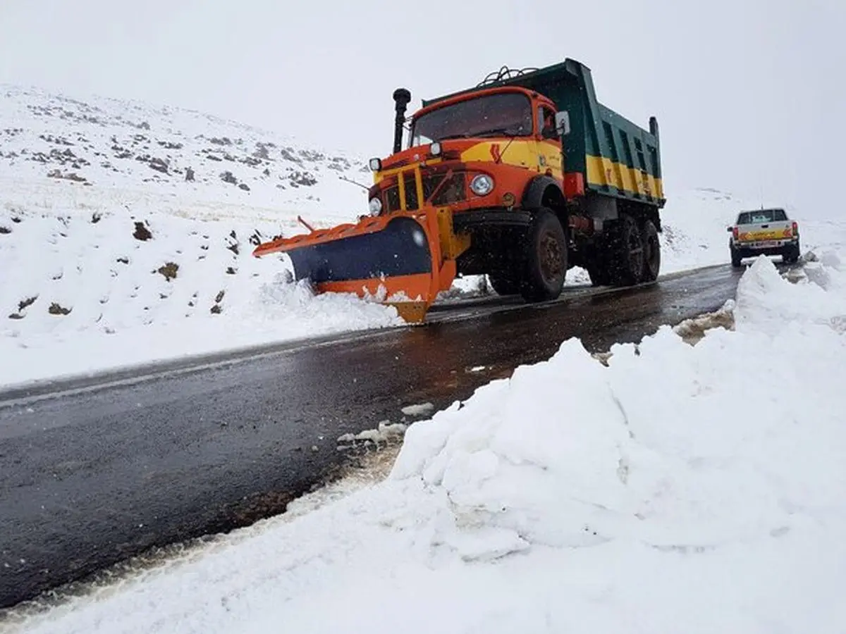 کندی تردد در برخی جاده های فارس درپی بارش برف