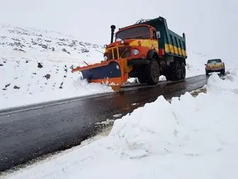 کمک رسانی ارتش به خودروهای گرفتار در برف و کولاک

