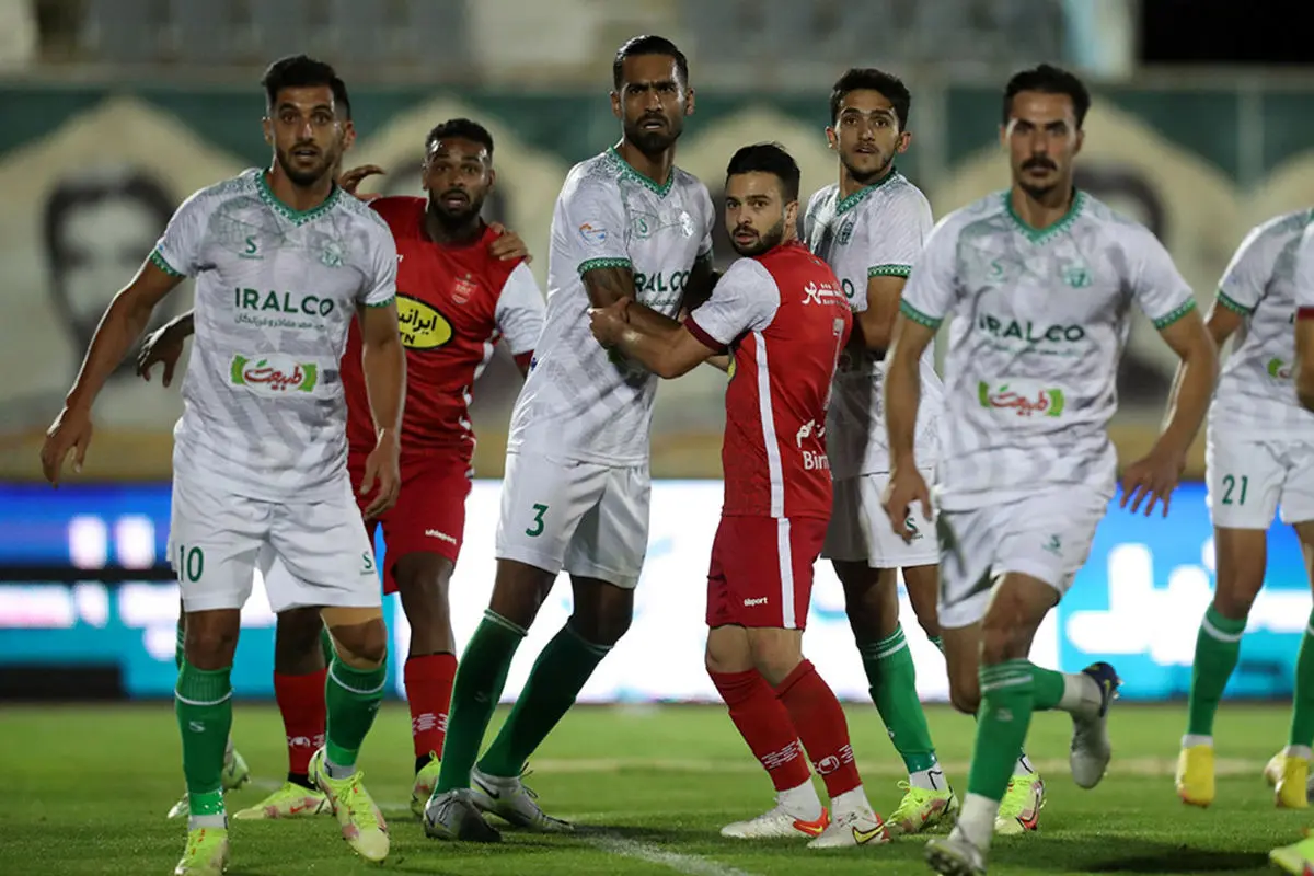 مهاجم پرسپولیس وکیل مدافع پیدا کرد!