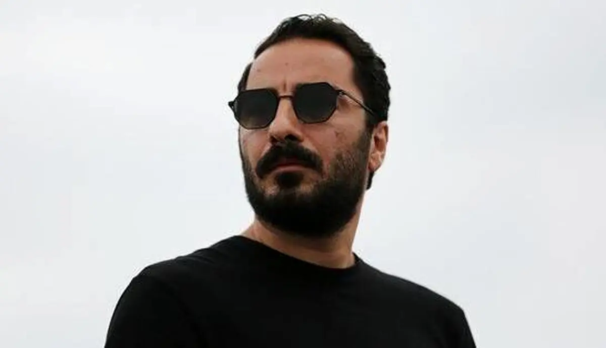 نوید محمدزاده در یک مراسم هنری آفتابی شد