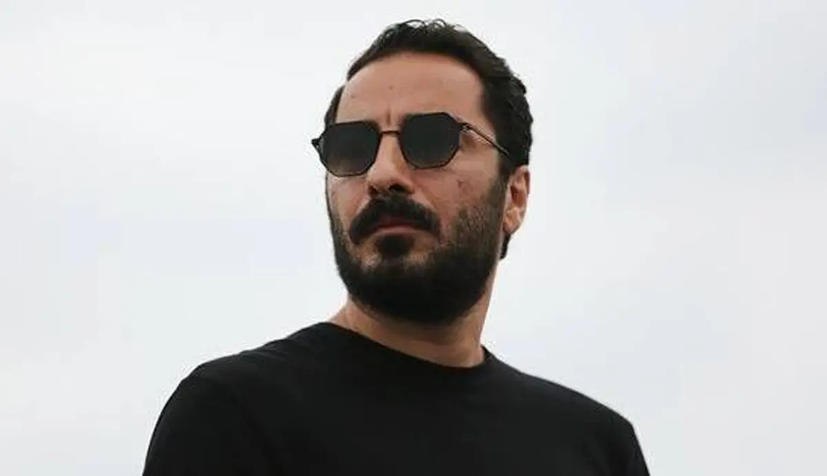 نوید محمدزاده در یک مراسم هنری آفتابی شد