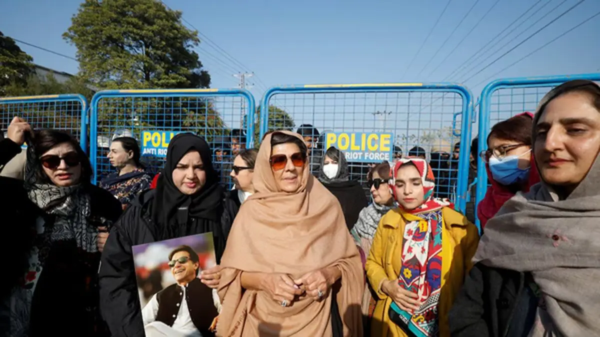 خواهر عمران خان بازداشت کرد