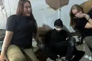 عکس جنجالی دو سرباز زن اسرائیلی با یک زندانی