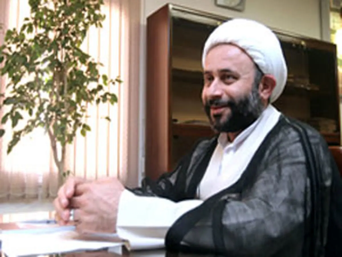 جاهایی می روم که طلبه ها نمیروند / سوار خیلی از اسباببازیها شدهام!