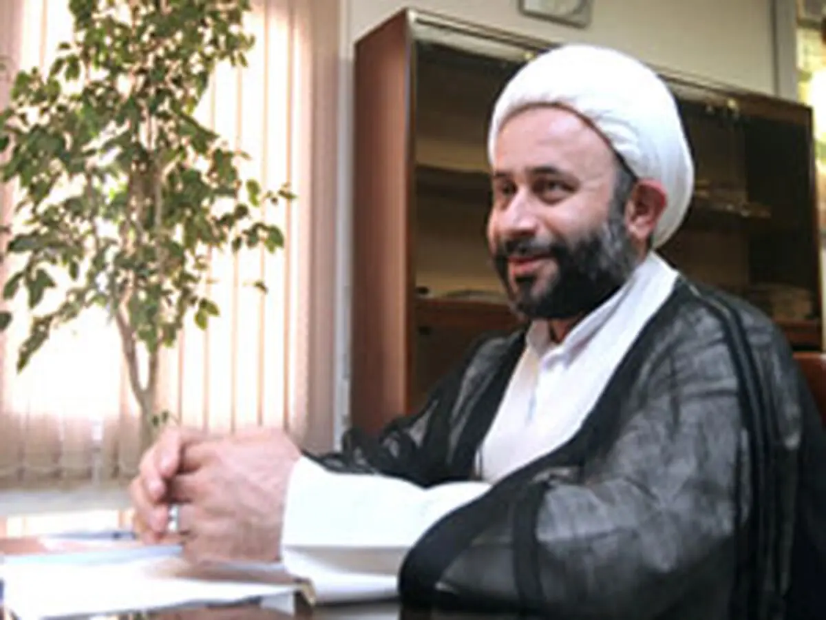 جاهایی می روم که طلبه ها نمی‌روند / سوار خیلی از اسباب‌بازی‌ها شده‌ام!