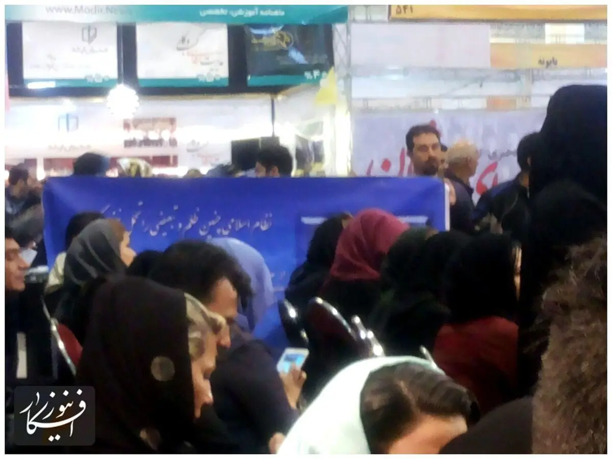 رئیس کل بانک مرکزی بازدید نمایشگاه مطبوعات را نیمه کاره رها کرد/ مسکن مهری‌ها مانع از حضور سیف شدند