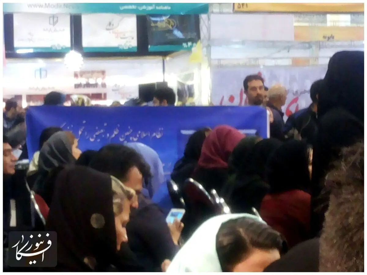 رئیس کل بانک مرکزی بازدید نمایشگاه مطبوعات را نیمه کاره رها کرد/ مسکن مهری‌ها مانع از حضور سیف شدند