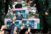  تابوت‌ شهدا بر روی دستان عزاداران