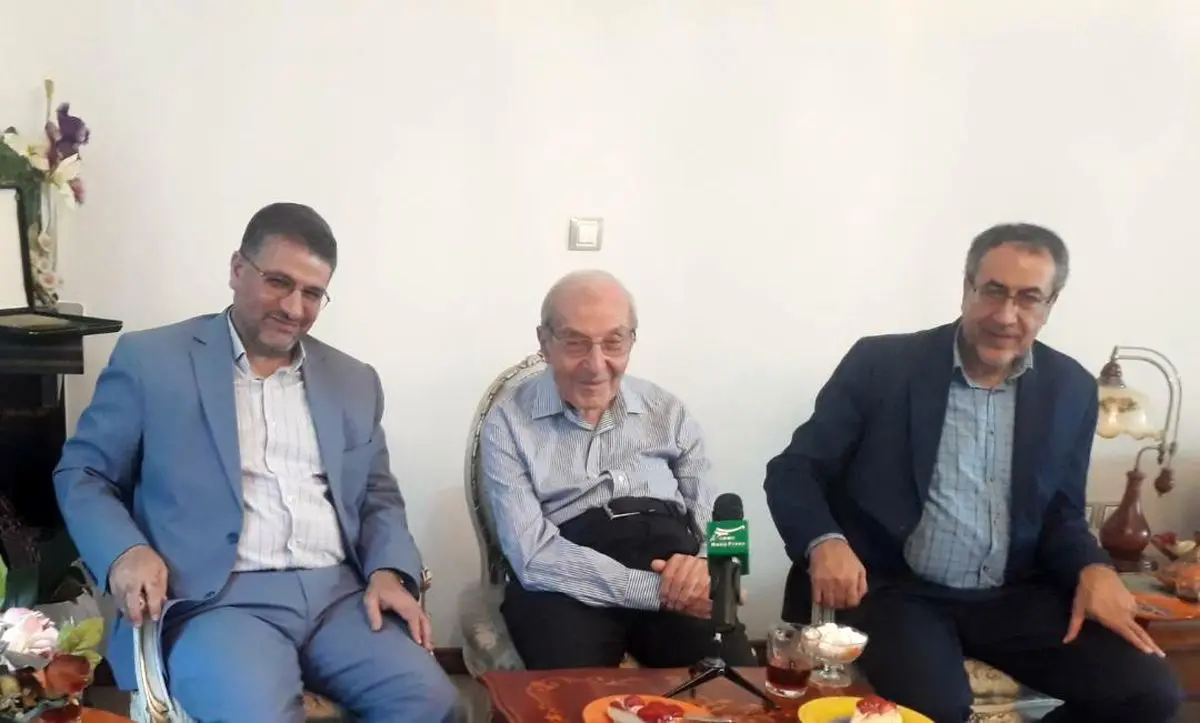 عیادت جمعی از مسئولان بسیج جامعه پزشکی از دکتر منوچهر دوائی به مناسبت روز پزشک
