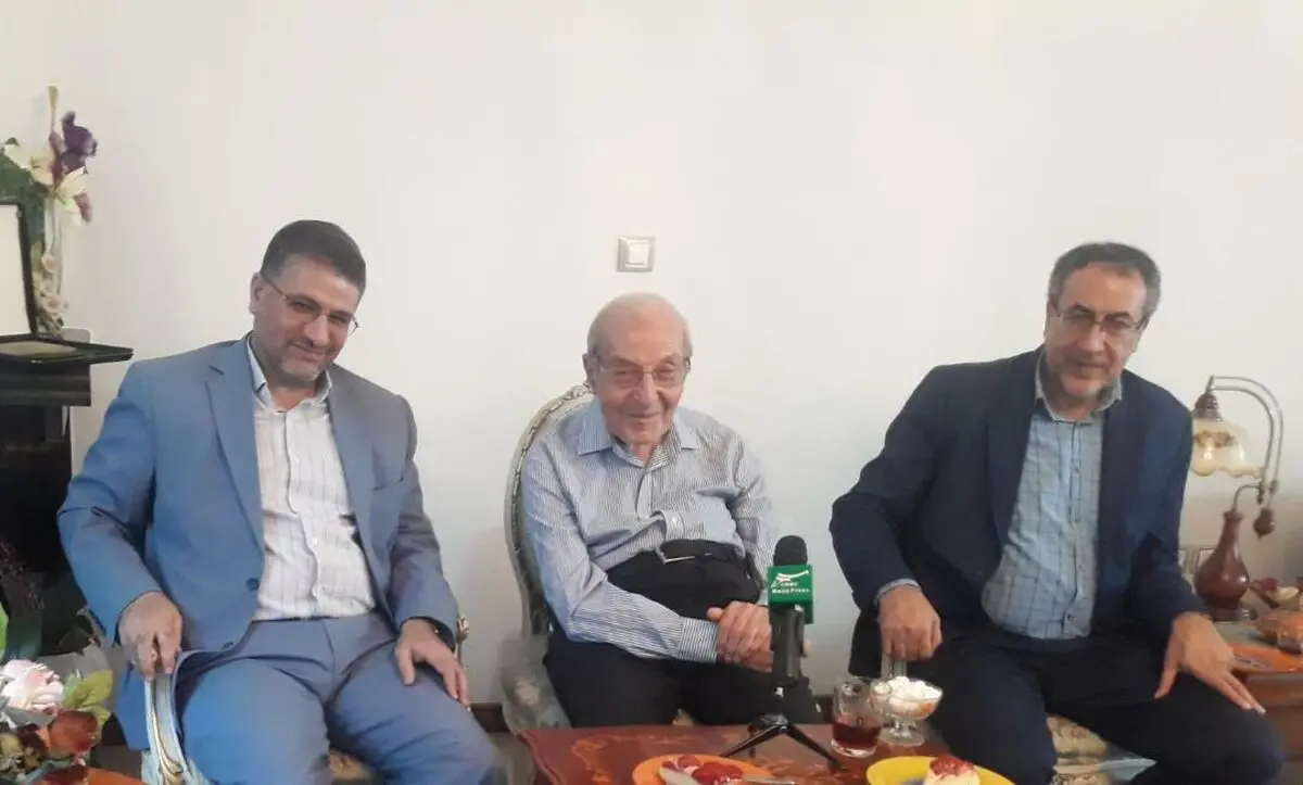عیادت جمعی از مسئولان بسیج جامعه پزشکی از دکتر منوچهر دوائی به مناسبت روز پزشک
