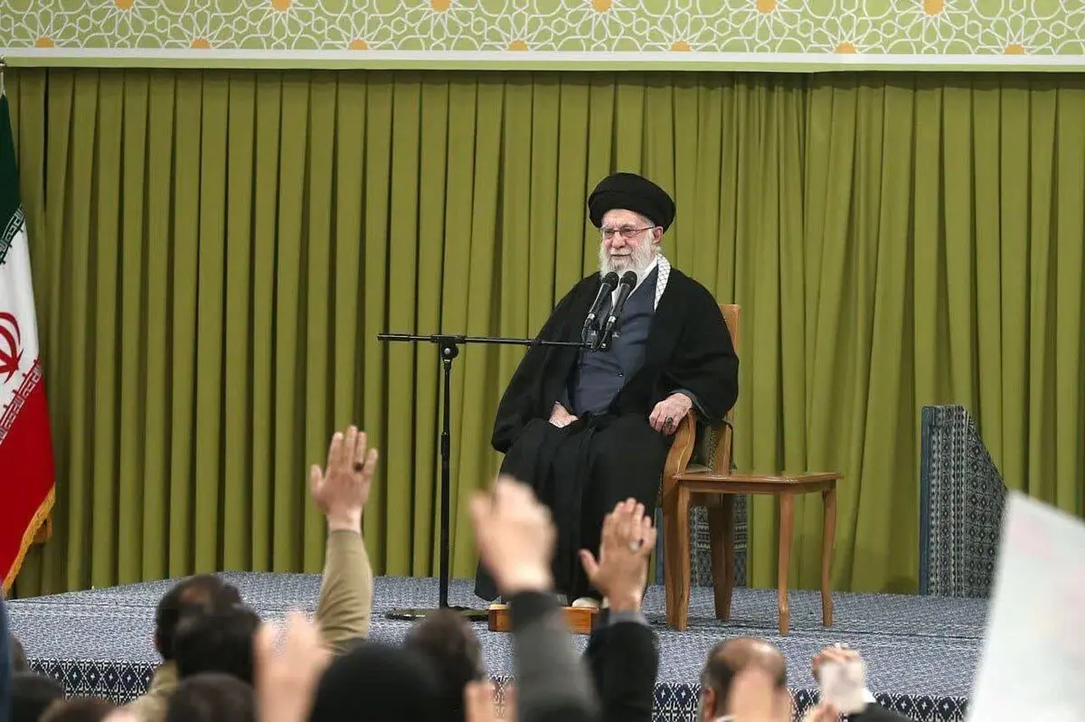 کف‌زدن پیاپی مردم بعد از جمله خاص رهبر معظم انقلاب