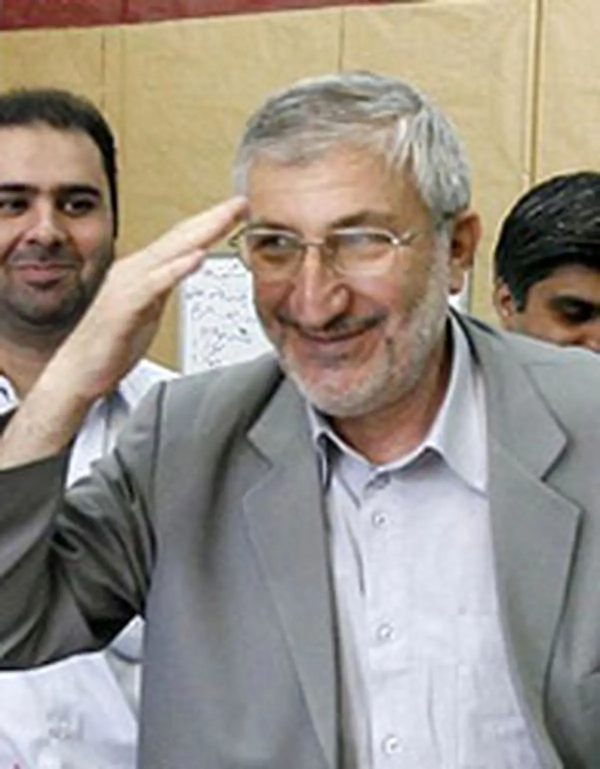 کاندیدایی با یک خانه و سانتافه و پادویی از اول انقلاب