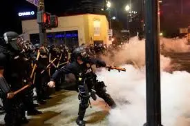 خشونت بی حدومرز پلیس آمریکا در سرکوب شدید معترضان پورتلندی +عکس