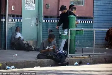جولان معتادان و بی‌خانمان‌ها در «شهر فرشتگان»/گزارش تصویری