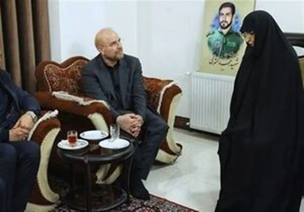 
قالیباف به منزل این شهید رفت
