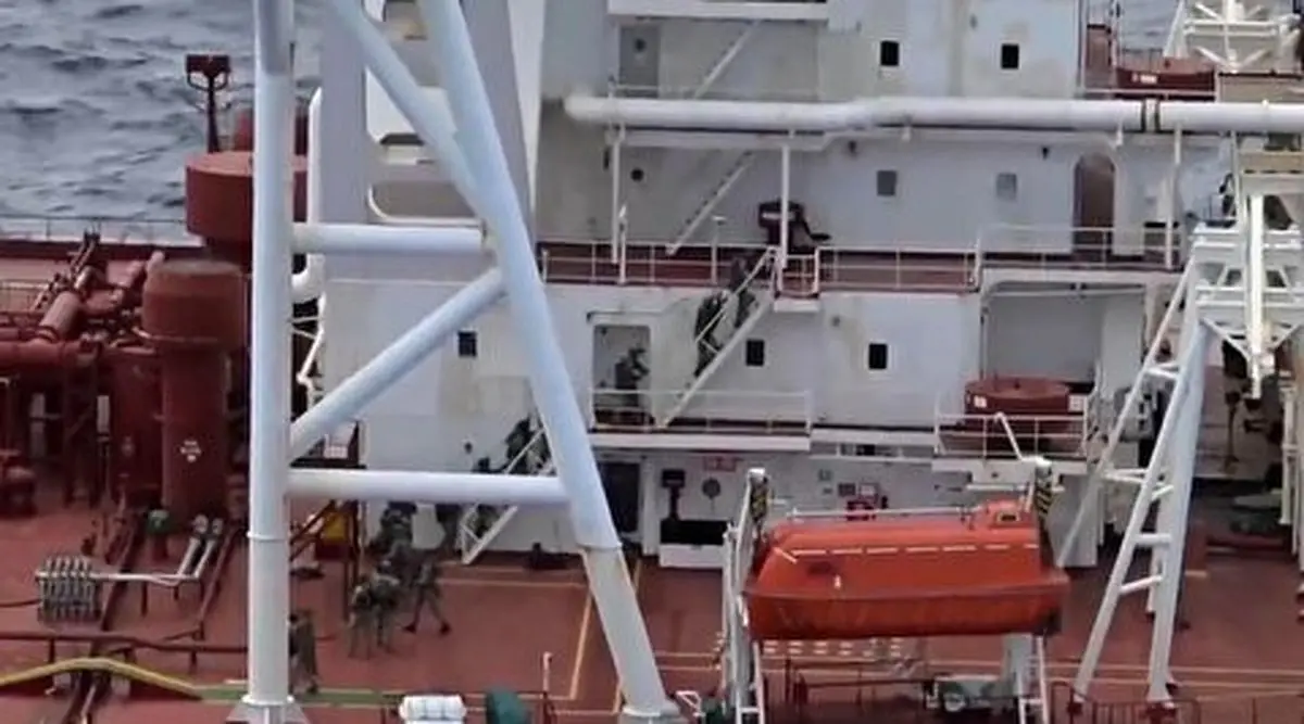 حمله کماندوهای آمریکا به نفتکش منتسب به ایران  +فیلم
