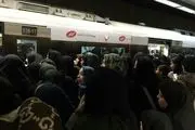 انبوه جمعیت در ایستگاه‌های مترو تهران