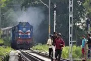 تمدید قرنطینه در هند / کشته شدن ۱۴ نفر در مسیر قطار در هند