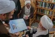 اهدا کارت بسیج به آیت الله مکارم شیرازی