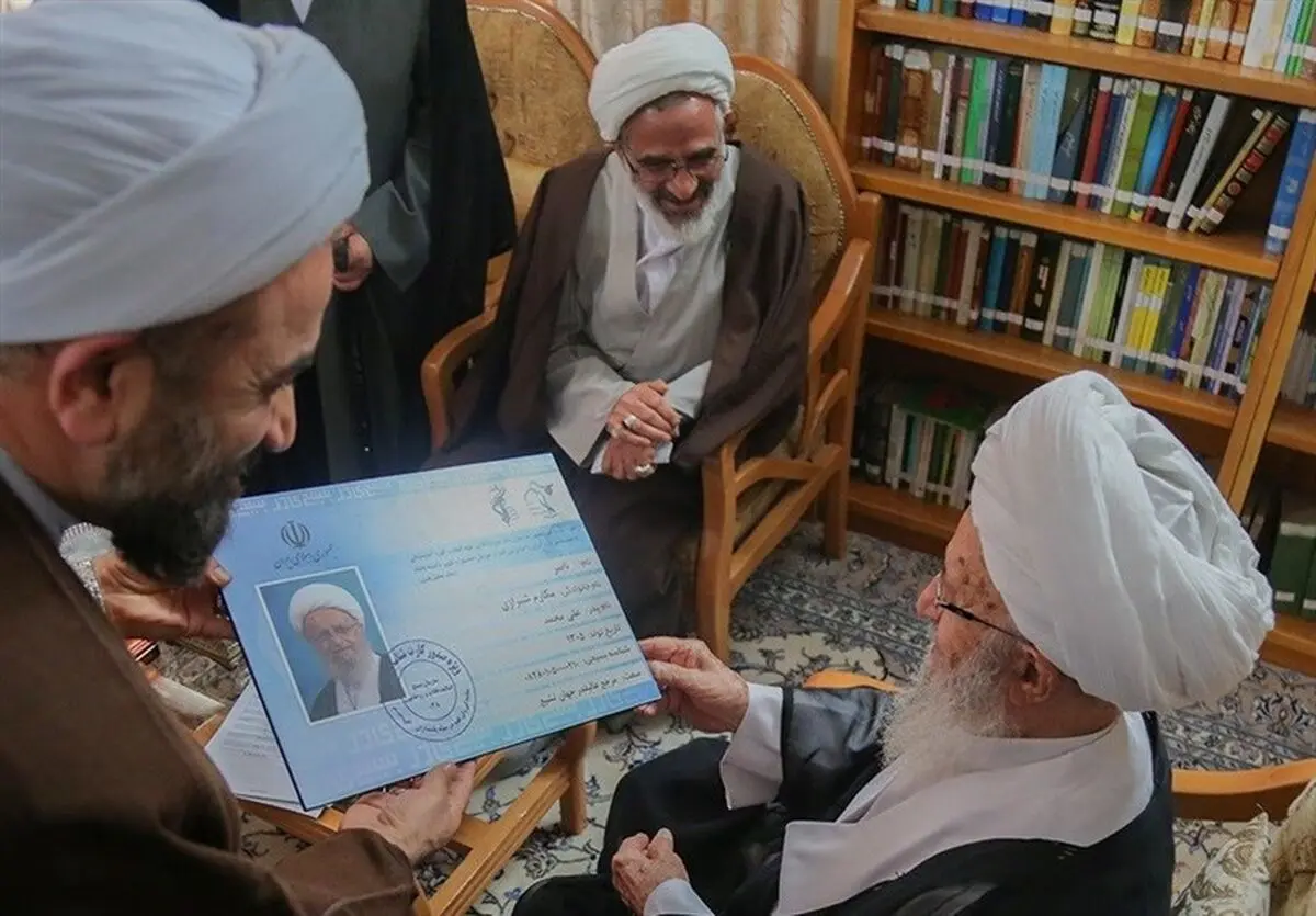 اهدا کارت بسیج به آیت الله مکارم شیرازی