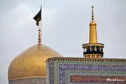 تغویض کتیبه‌های عزا در حرم رضوی به مناسبت ایام شهادت امام رئوف/ فیلم