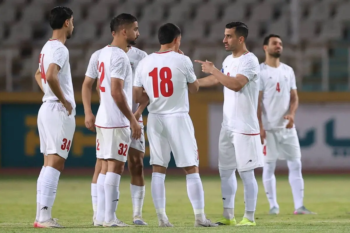 ایثار فدراسیون فوتبال و تمرین در میدان‌های ترک‌خورده