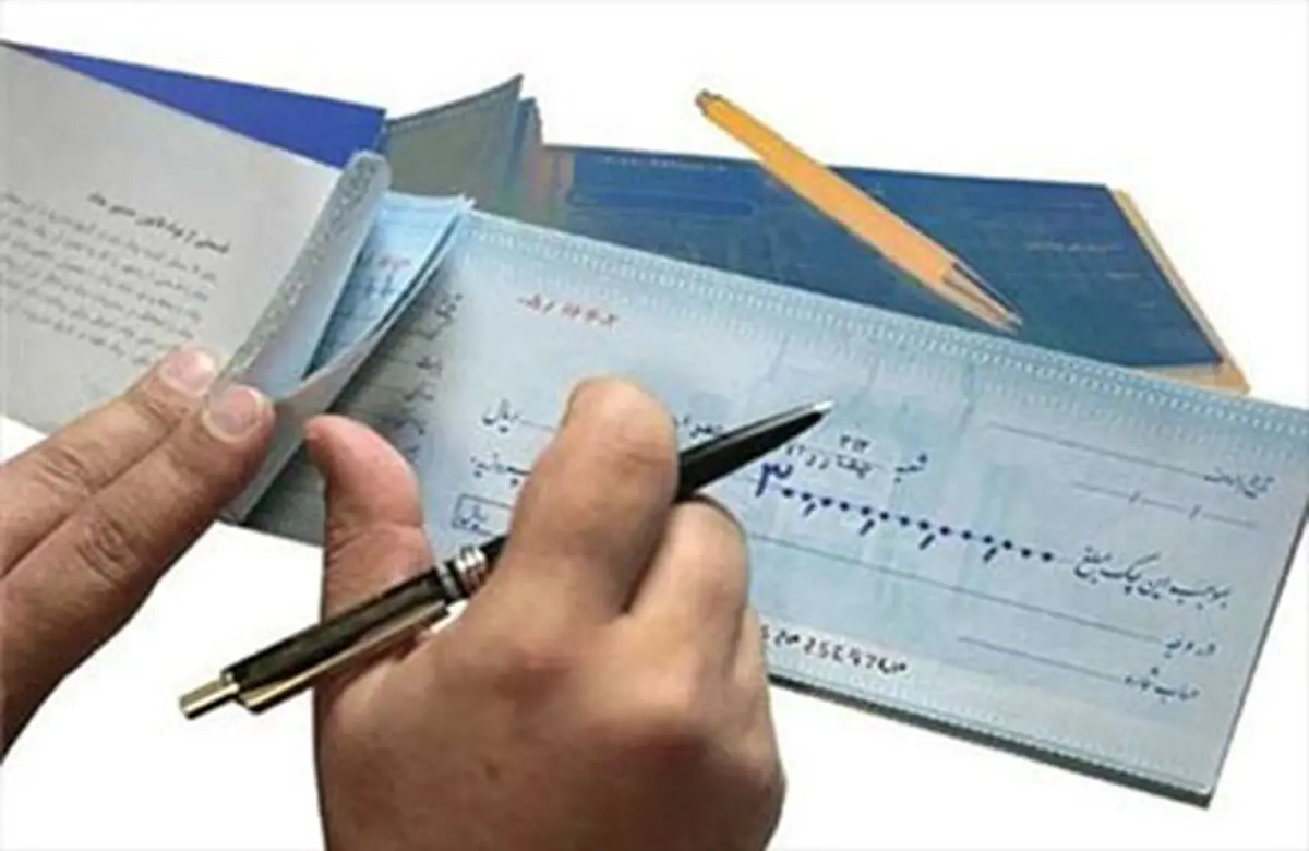 فروش مبلغ چک مدت دار به صورت نقد با قیمت کمتر، چه حکمى دارد؟