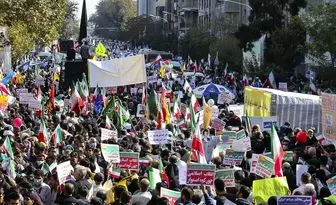 آسوشیتدپرس: طنین شعارهای ضدآمریکا و اسرائیل در تهران با حضور پرشمار بانوان محجبه