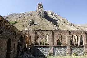 کاخی که با خاک یکسان می‌شود