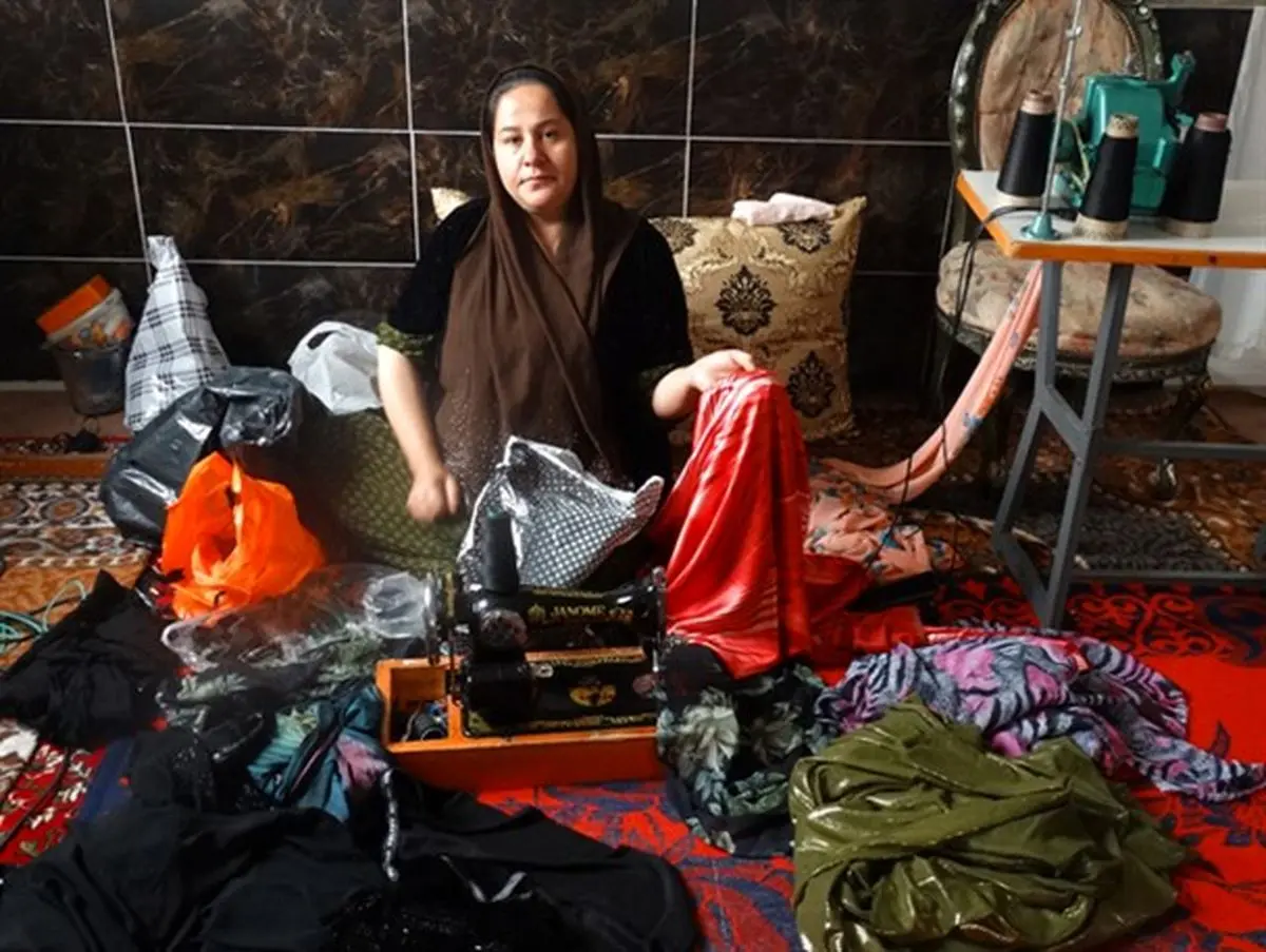 کارآفرینی یک بانوی روستایی با خیاطی در ارومیه