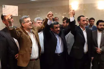 ثبت نام غافلگیرانه احمدی نژاد در انتخابات/ از سیر تا پیاز حضور رئیس دولت نهم و دهم در وزارت کشور