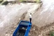 گرفتار شدن راننده نیسان میان سیلاب در جاده اردبیل- پارس آبادمغان