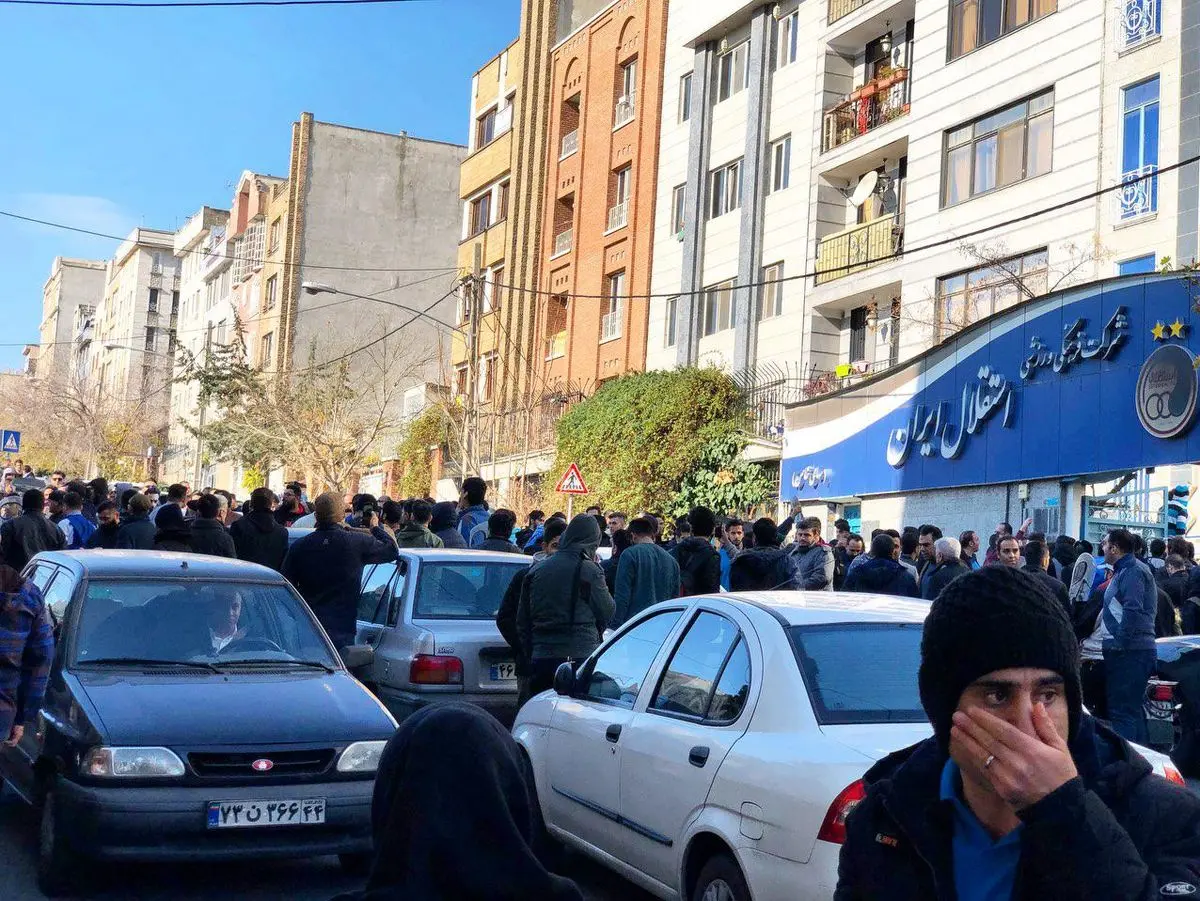 هت تریک استقلالیها در تجمع مقابل باشگاه