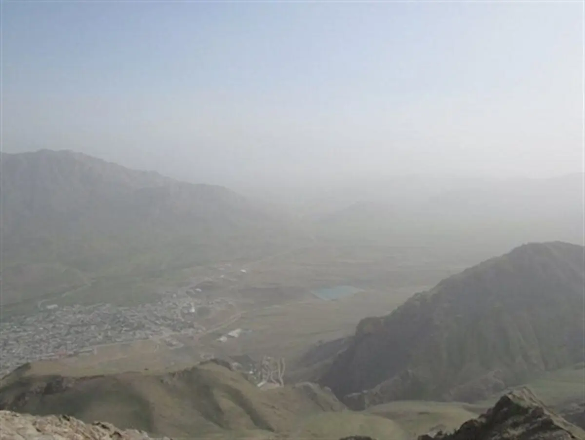 غبار شدید آسمان فریدونشهر از فراز کوه «دید دزری»+ تصاویر