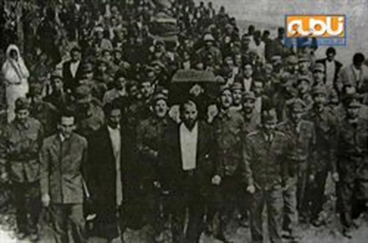 شعبان بیمخ در مراسم تشییع جنازه پهلوی / عکس