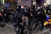 معترضان نقاب پوش در اسپانیا مقر پلیس را محاصره کردند