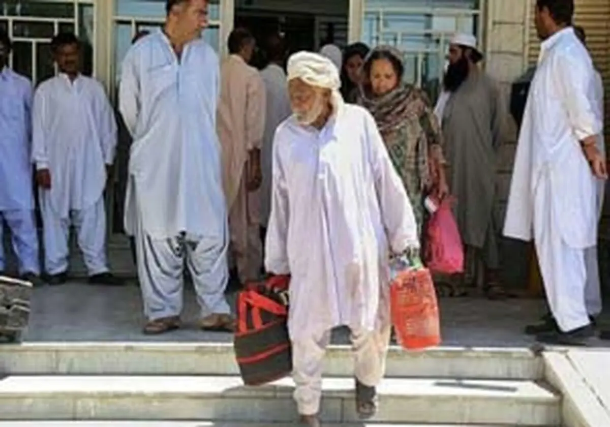 زائران پاکستانی انگشت نگاری می‌شوند