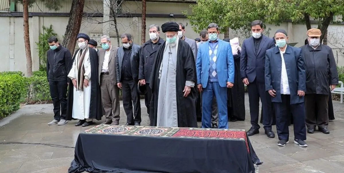  رهبر انقلاب بر پیکر مرحوم حسن غفوری‌فرد اقامه نماز کردند 