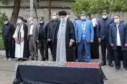  رهبر انقلاب بر پیکر مرحوم حسن غفوری‌فرد اقامه نماز کردند 