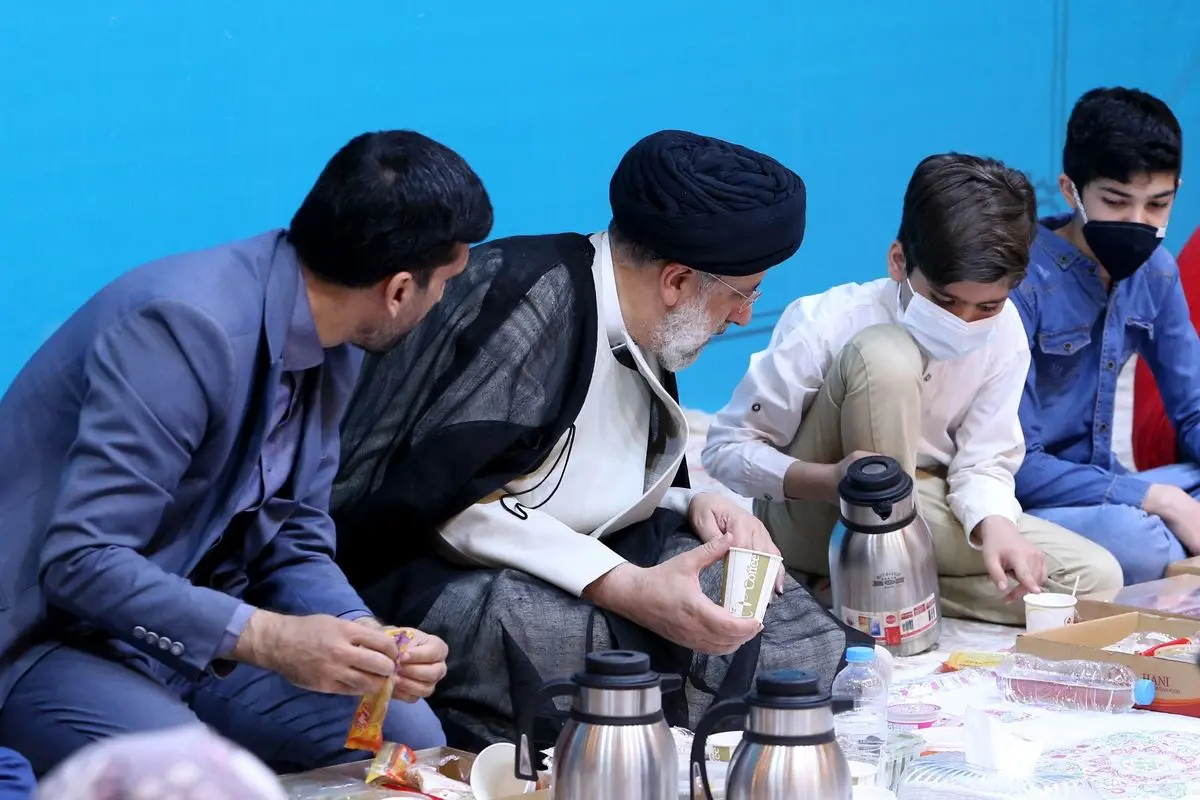 افطار رئیس جمهور در روز اول ماه رمضان همراه با ایتام+ عکس